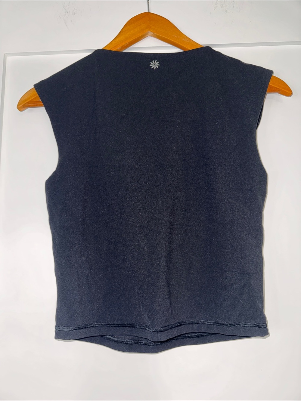 Athleta Women’s Black V-Neck Sleeveless Crop Top chest 14” length 17” - Picture 2 of 3
